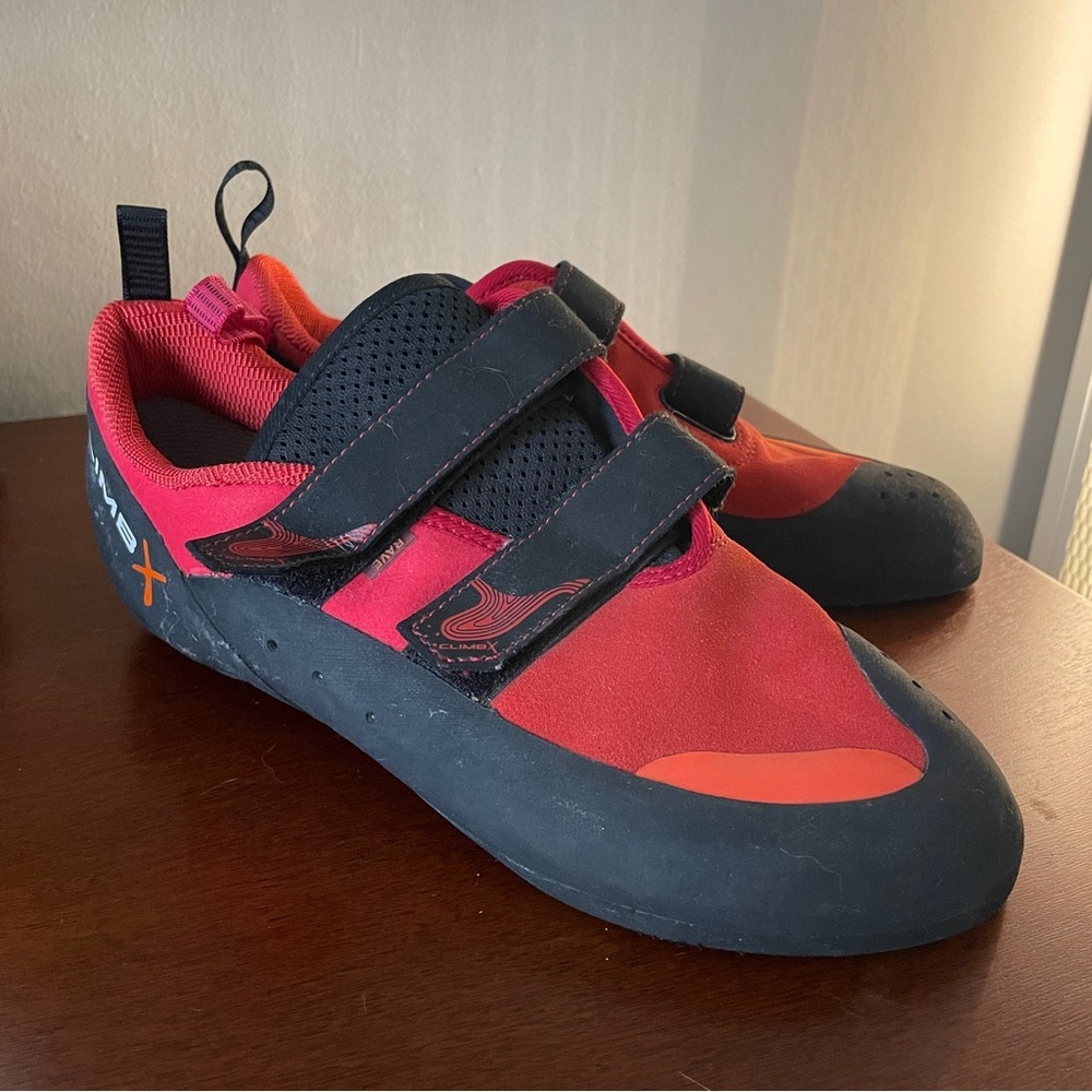 NWOT Climb X Rave Strap Climbing Shoe